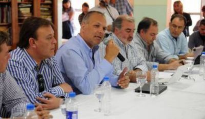 Buzzi: �Tenemos que responder la pregunta �de qu� va a vivir mi pueblo��