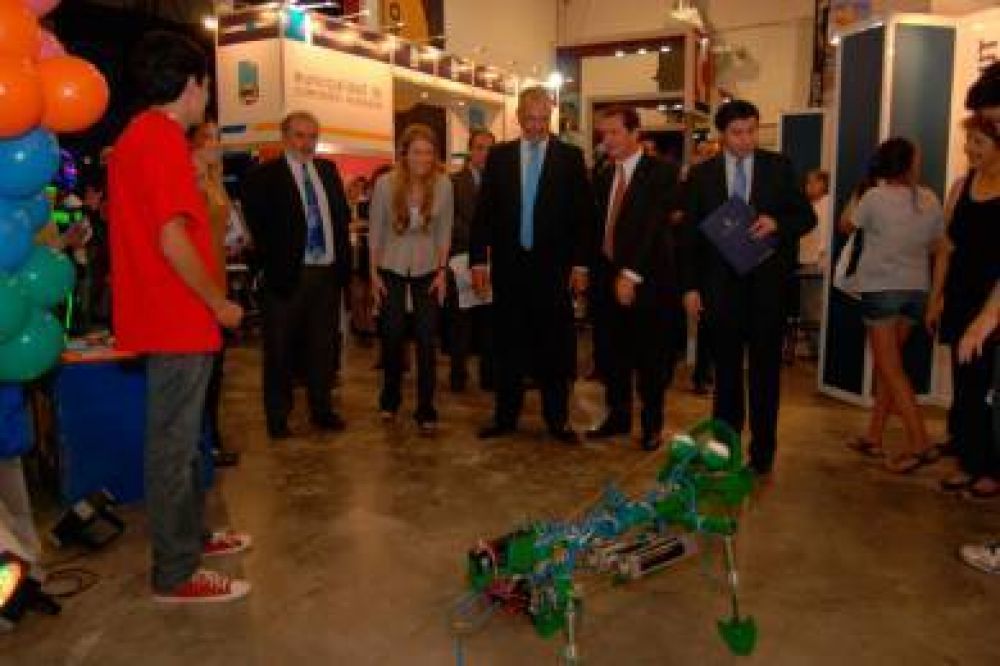 Expo Petr�leo: Buzzi y Giorgi visitaron el stand de Ciencia N�made