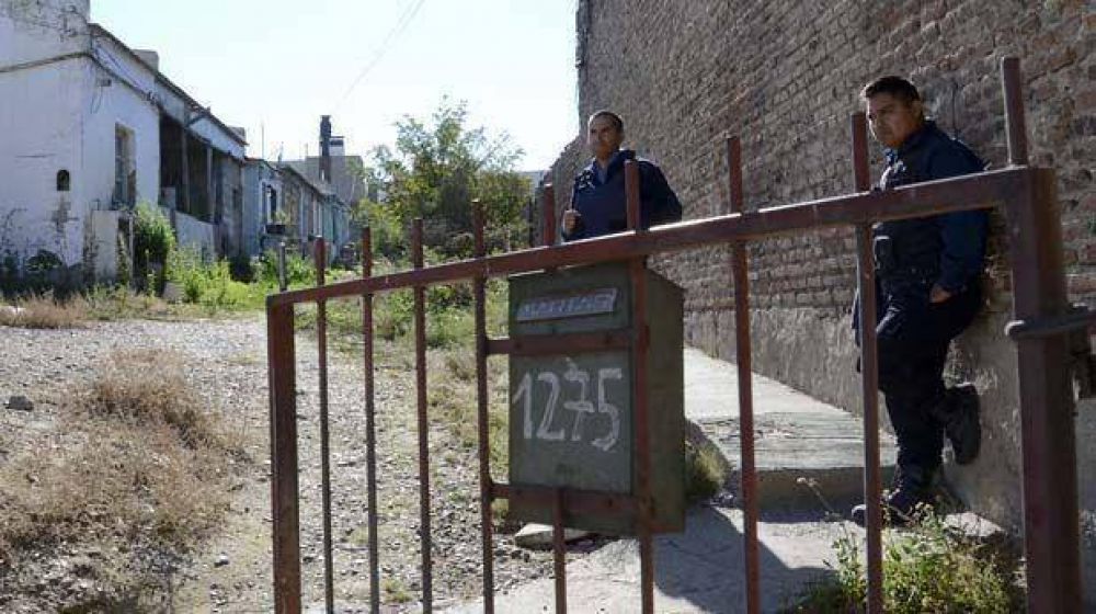 Lo introdujeron a una casa por la fuerza y lo violaron
