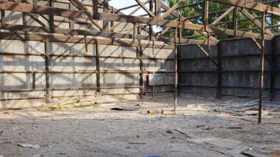 Desarman un antiguo galp�n en Km 5 para lotear terrenos