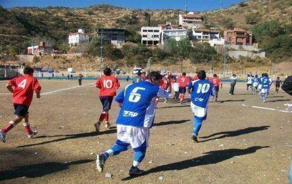 Independiente se qued� con el supercl�sico de Carlos Paz