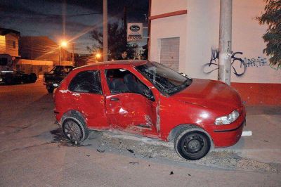 Una agente de polic�a lesionada tras colisionar contra una Toyota Hilux