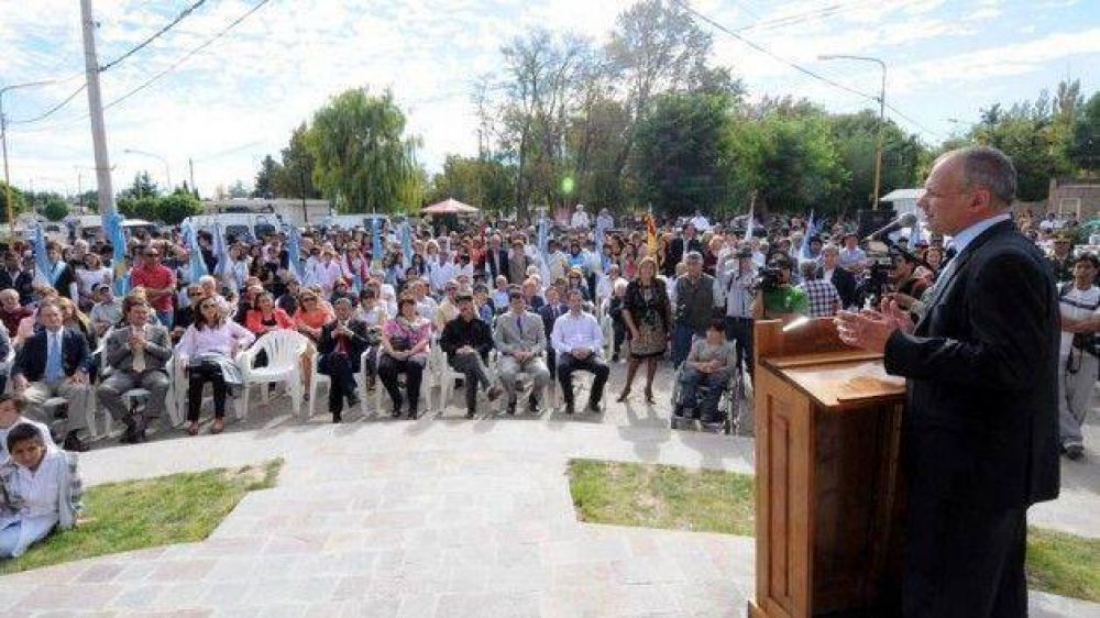 El gobernador encabez� el acto por el aniversario de Dolavon