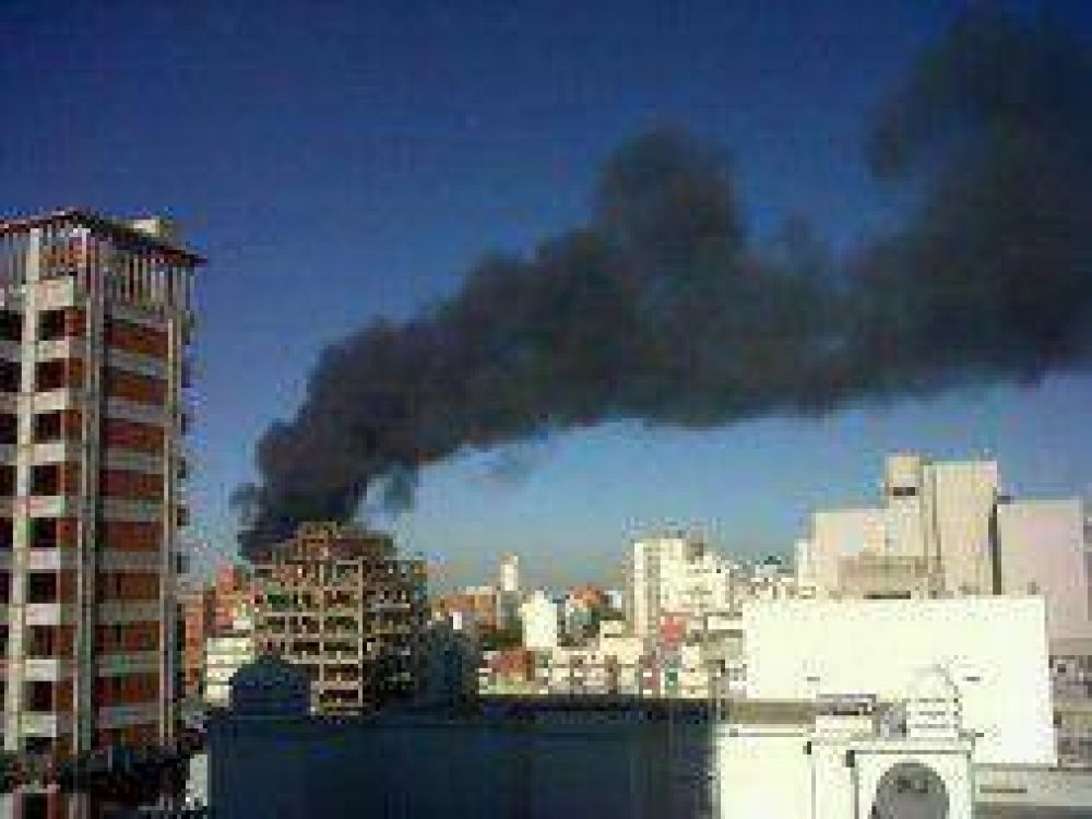 Incendio tras explosi�n en f�brica de qu�micos en San Mart�n