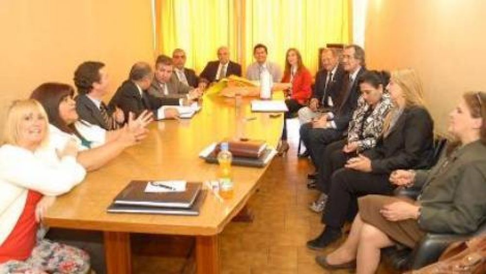 Diputados del FCS quieren interpelar al ministro de Educaci�n, Jos� Ariza