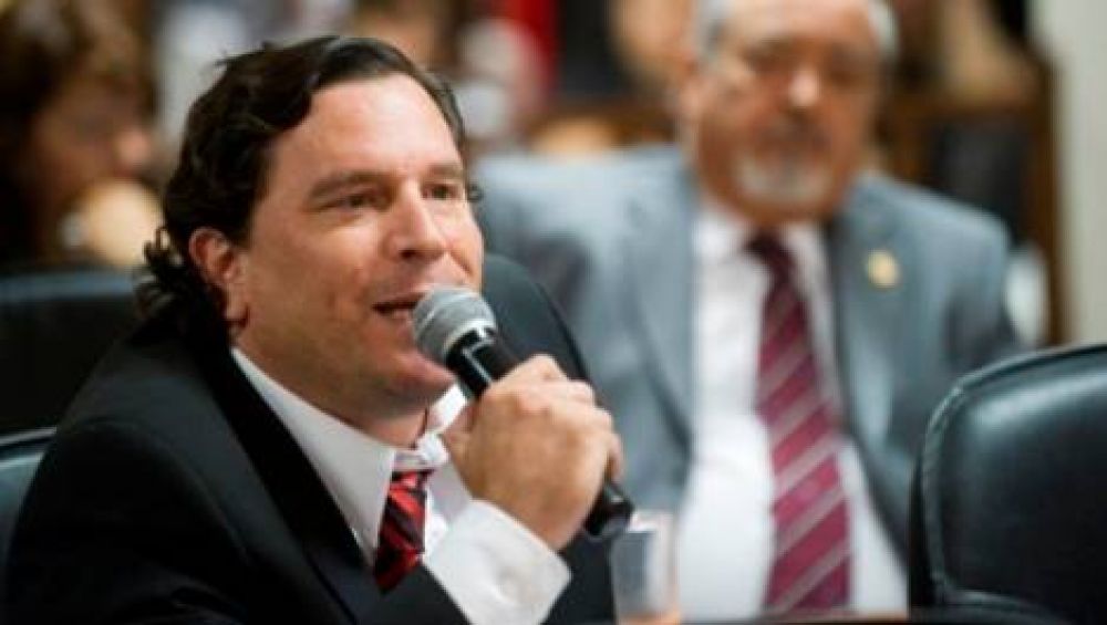 "S�lo us� el cargo para repartir privilegios entre sus familiares"