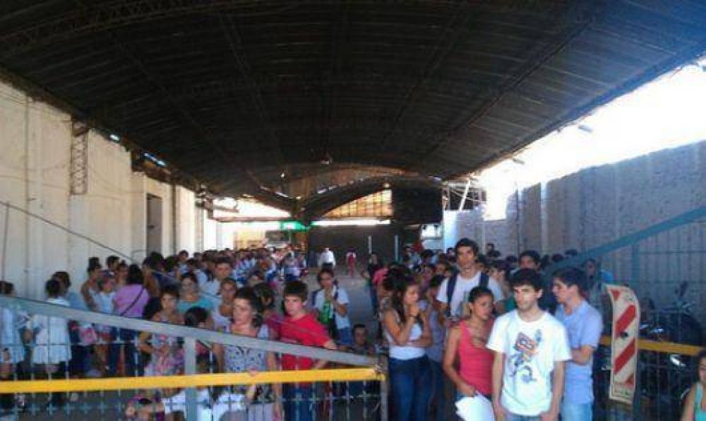 Colectivos copados de escolares, pasajeros ignorados en paradas
