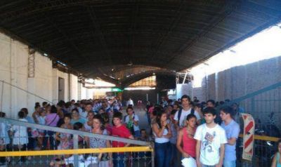 Colectivos copados de escolares, pasajeros ignorados en paradas