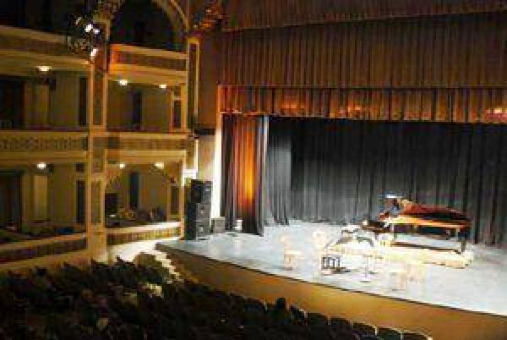 Otra m�s en el Teatro Col�n: ahora rebalsaron las cloacas
