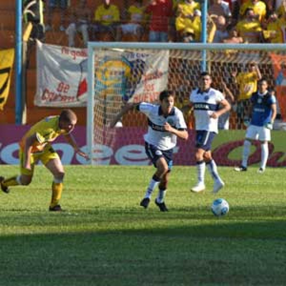 Una mediavuelta de Pereyra le dio el empate a los Triperos Crucero