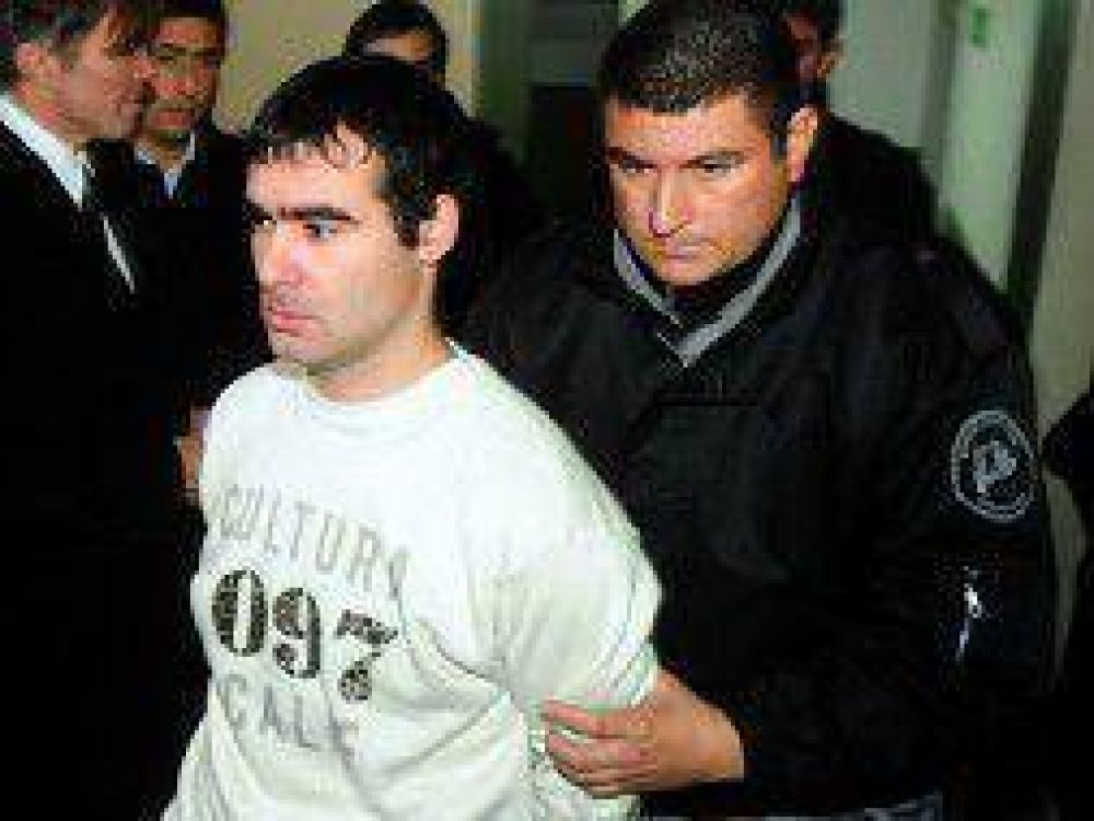 Masacre en La Plata: Asaltaron e incendiaron la casa del "Karateka" Mart�nez