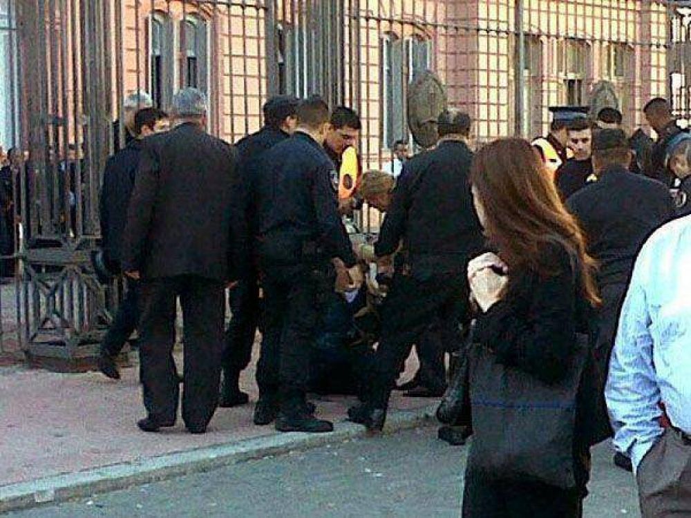 Dos hombres intentaron suicidarse frente a la Rosada prendi�ndose fuego