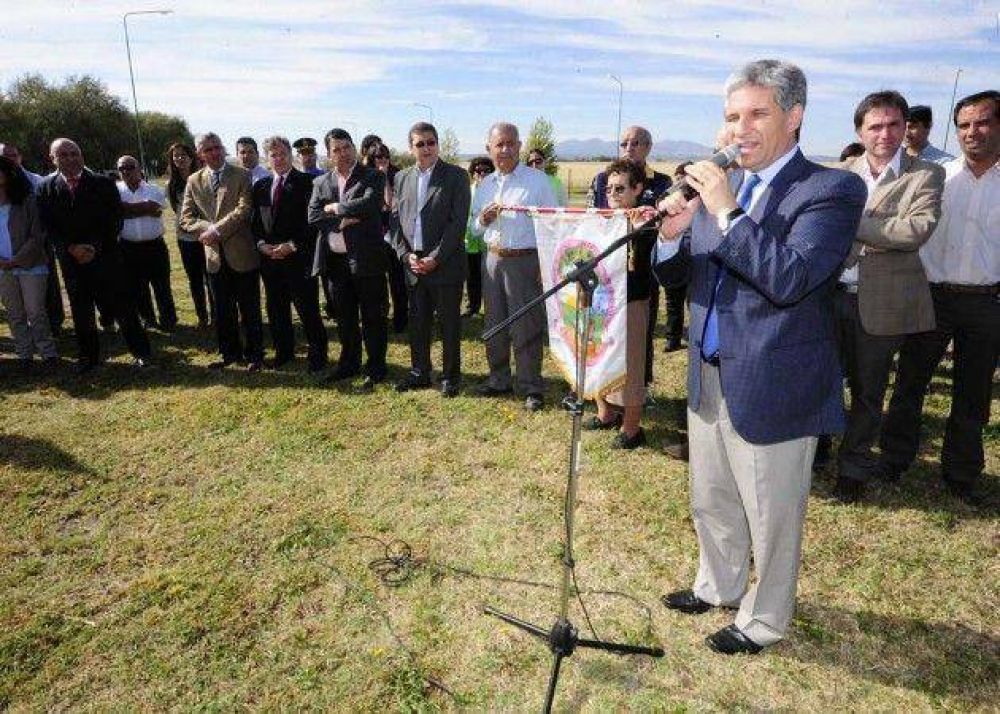 Poggi inaugur� una rotonda y anunci� la construcci�n de 45 cuadras pavimento