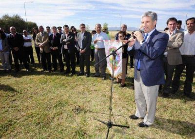 Poggi inaugur� una rotonda y anunci� la construcci�n de 45 cuadras pavimento