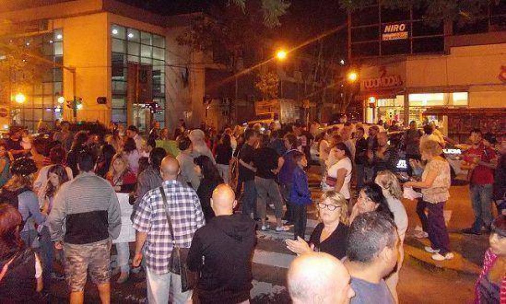 Nuevo reclamo de vecinos de Vicente L�pez inundados