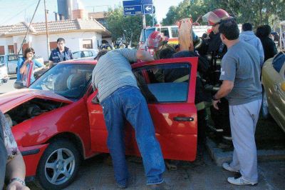 Una mujer golpeada en espectacular accidente en el barrio Roca
