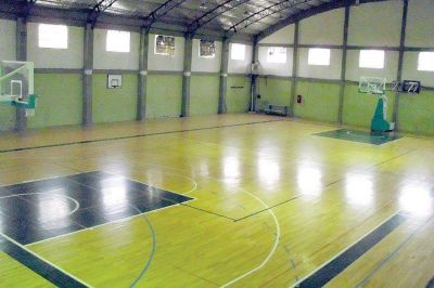 Petroqu�mica debut� ganando en el reestreno de su cancha