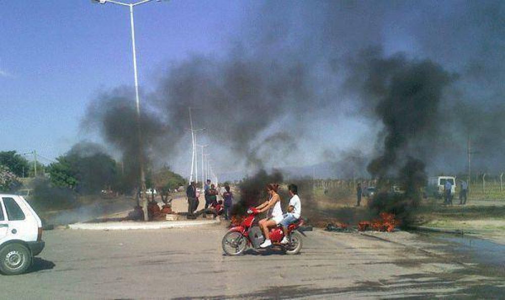 Vecinos se manifestaron pidiendo la liberaci�n de polic�as detenidos