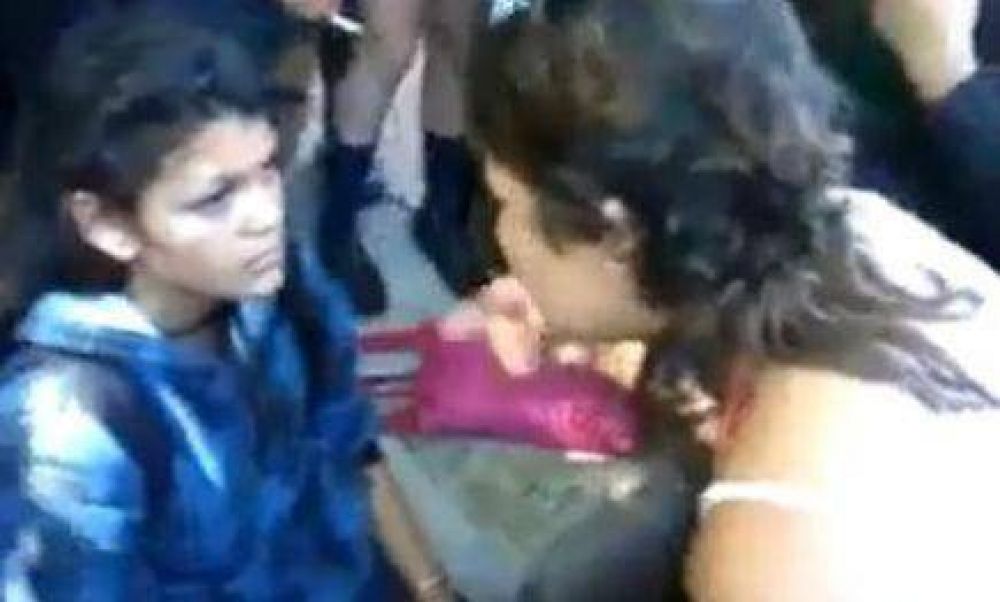 La "nueva moda", peleas de chicas filmadas en plazas de Posadas