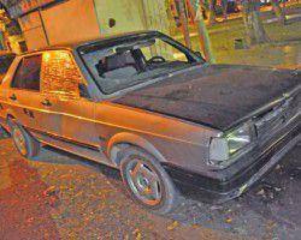 Sujeto se arroj� de un auto en movimiento que aplast� la pierna de un polic�a y huy�