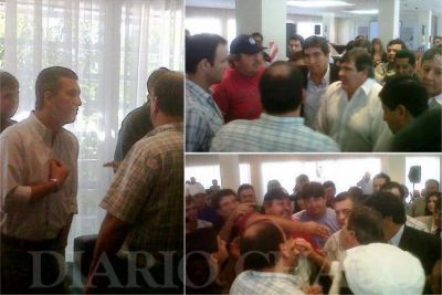 Productores "enojados con Capitanich" impidieron a diputados salir del Gualok y los invitaron a pelear