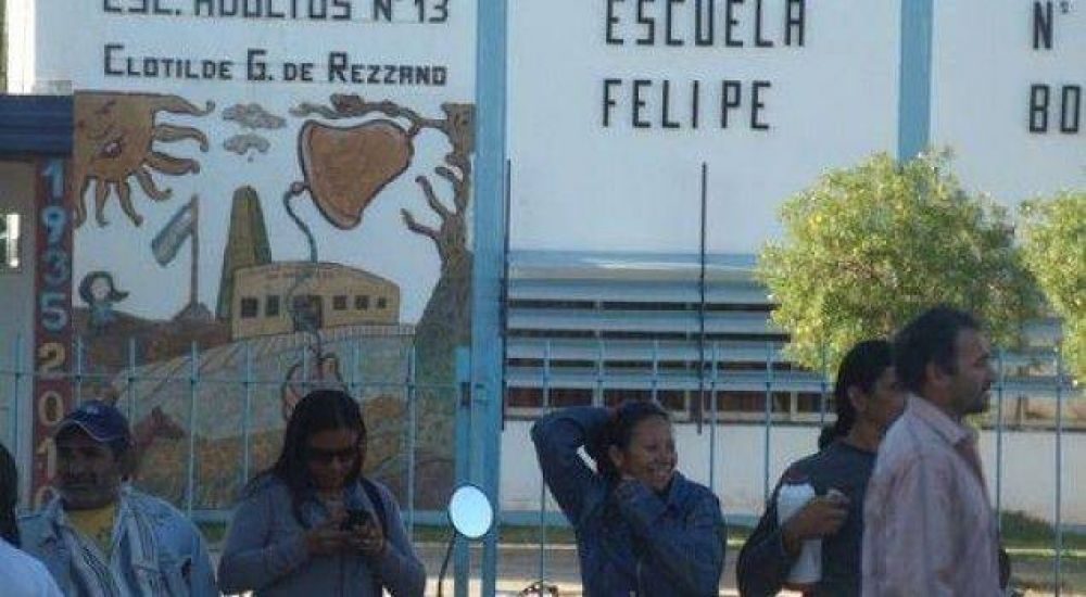 Padres se encadenan frente a edificios escolares
