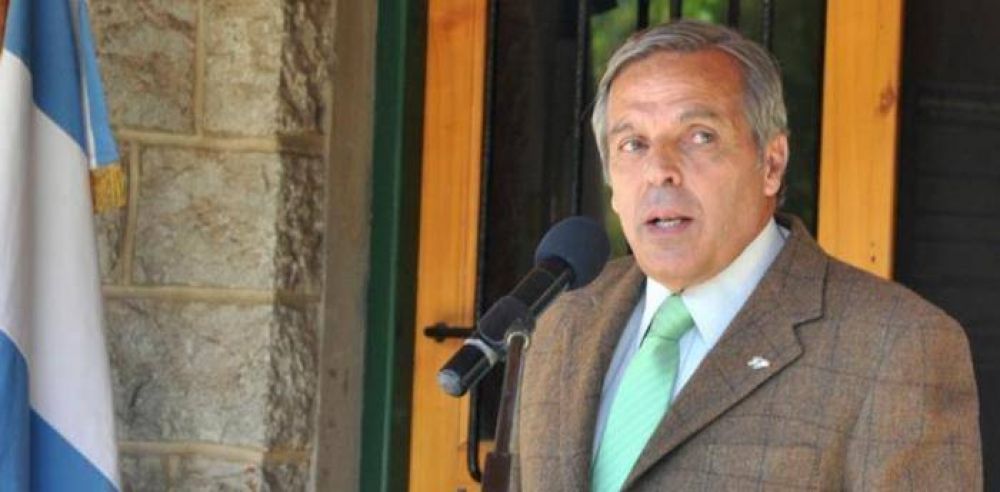 Sapag: Fuentes "lleg� al cargo tomado de la pollera de Cristina"