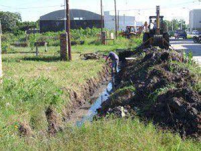 La Comuna realiz� operativo de desobstrucci�n de canal de desag�e natural en Villa del Rosario