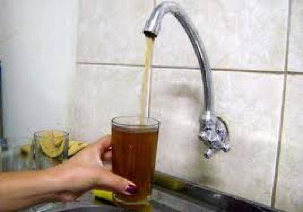 Rotura de ca�o provoca turbidez en el agua