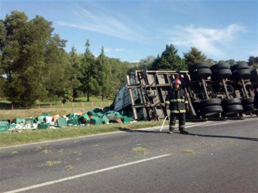 Volc� un cami�n en la ruta 5 y derram� litros de leche
