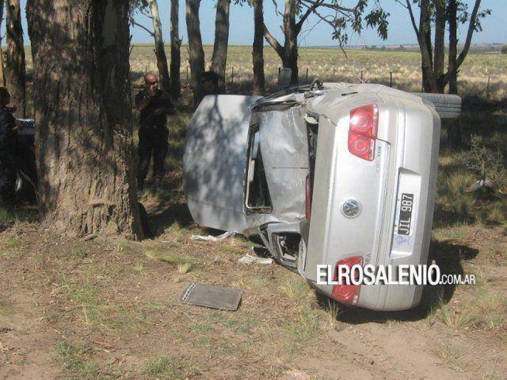Una mujer salv� de manera milagrosa su vida, luego de un espectacular vuelco en la ruta 3