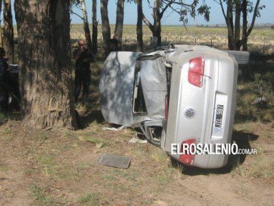 Una mujer salv� de manera milagrosa su vida, luego de un espectacular vuelco en la ruta 3