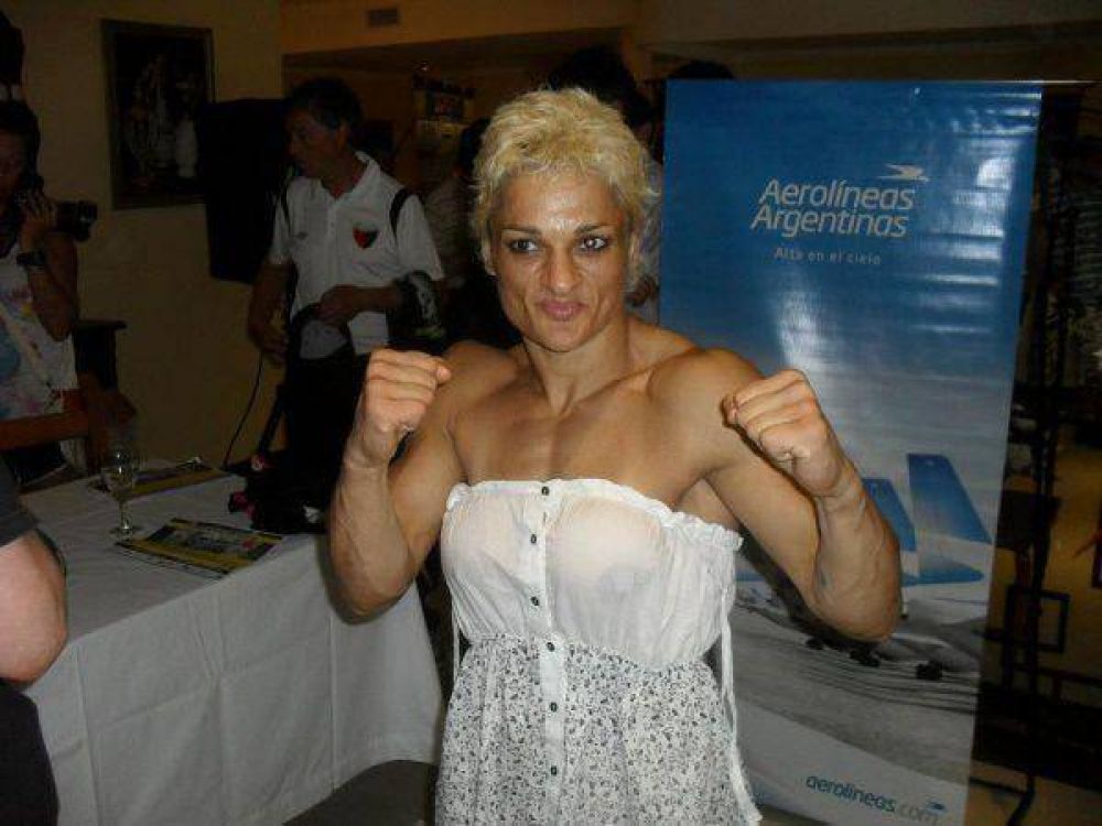 Boxeadora K le pone el pecho a las balas