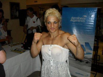 Boxeadora K le pone el pecho a las balas