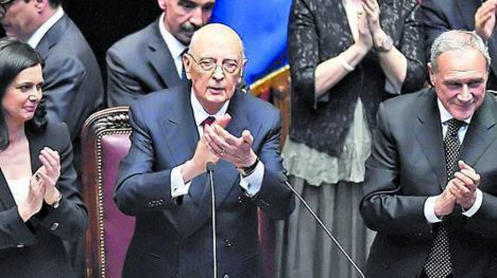 Con duras cr�ticas, Napolitano jur� un nuevo mandato en Italia