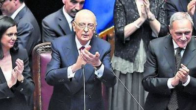 Con duras cr�ticas, Napolitano jur� un nuevo mandato en Italia