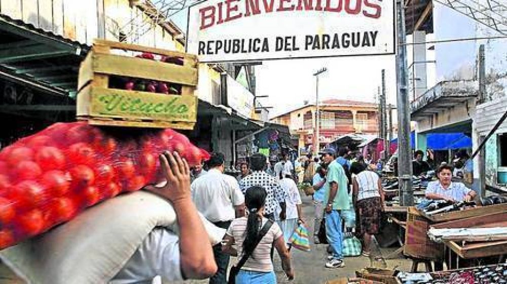 Los paraguayos cruzan la frontera para comprar m�s barato en la Argentina