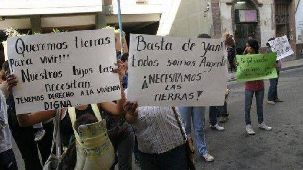 Una protesta de �okupas� le impidi� a Alperovich visitar el Ente Cultural