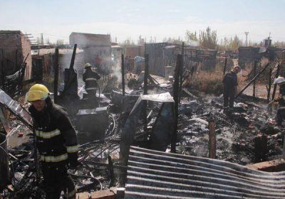 Un incendio arras� dos casillas en el barrio Obrero 