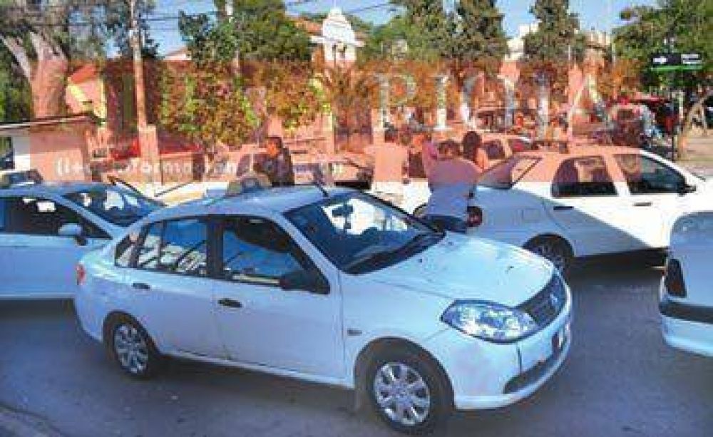Denuncian irregularidades del Municipio en las licencias de taxis