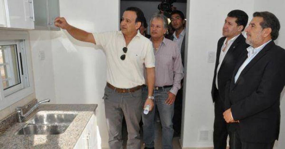 El Gobernador entreg� viviendas de clase media en el barrio Nestor Kirchner