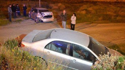 Termin� en una alcantarilla tras chocar a un autom�vil detenido en la banquina