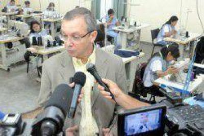 Pedrini supervis� la producci�n de uniformes en taller textil policial