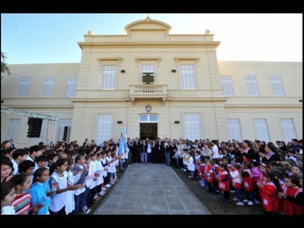 Se inaugur� la remodelaci�n total de una hist�rica escuela de Rosario del Tala
