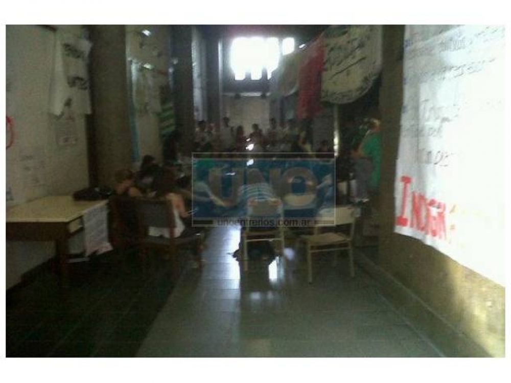 Estudiantes se reunieron para buscar una soluci�n al problema de transporte entre Paran� y Santa Fe