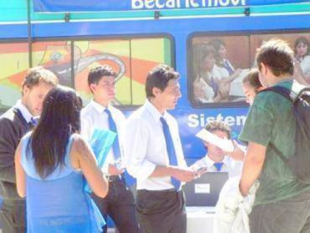 El equipo de la tarjeta becaria llega a la ciudad