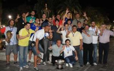 Tras una noche larga de festejos, los integrantes de UPCN siguieron ayer celebrando el tricampeonato. �