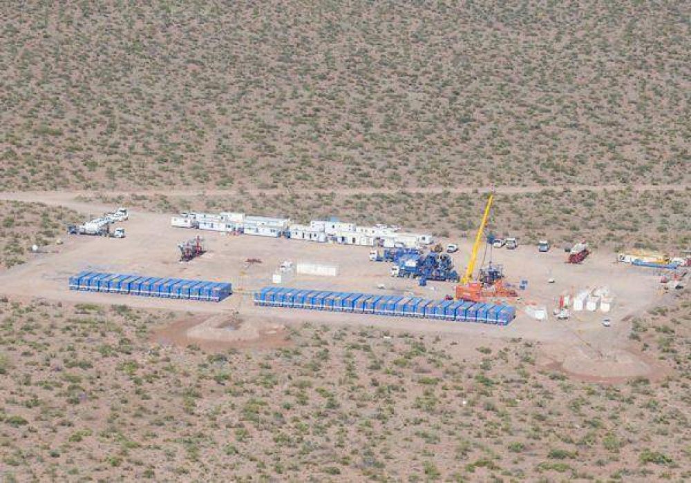 Eval�an construir un tren petrolero 