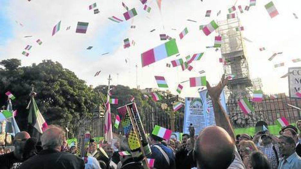 Abrazo al monumento a Col�n para evitar que lo trasladen