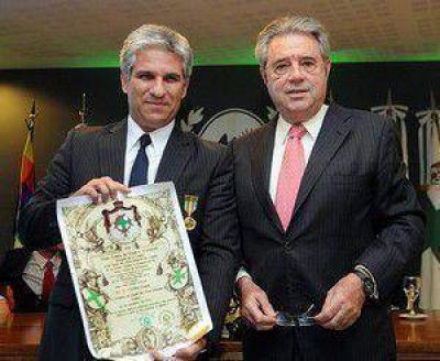 La Orden de San L�zaro distingui� al Gobernador	